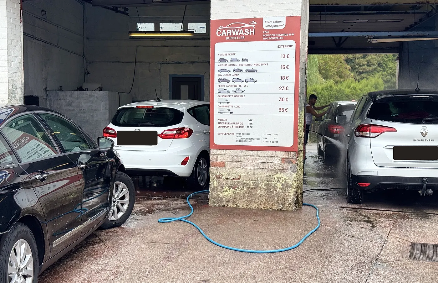 Entrée des pistes de lavage et panneau tarifaire de Car Wash Boncelles