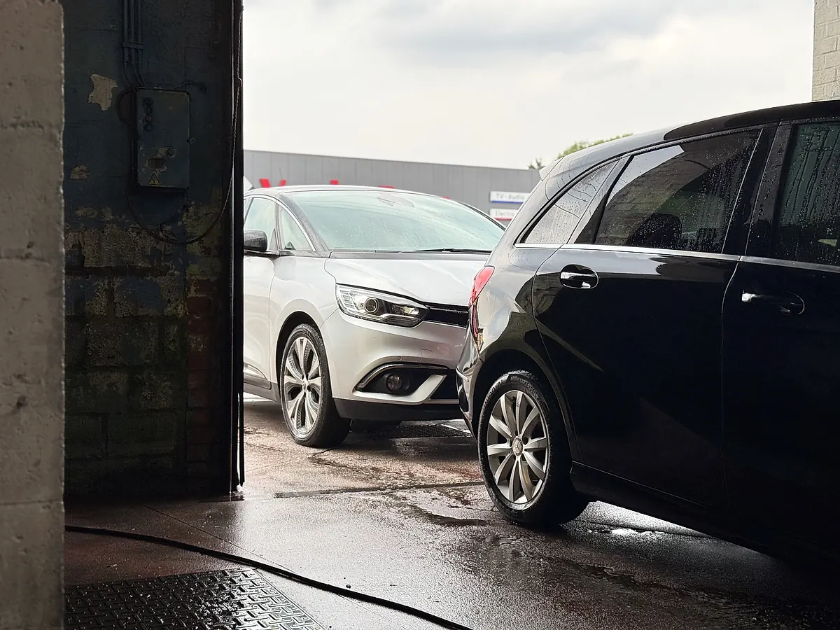 Véhicules de clients à l’entrée des pistes de Car Wash Boncelles