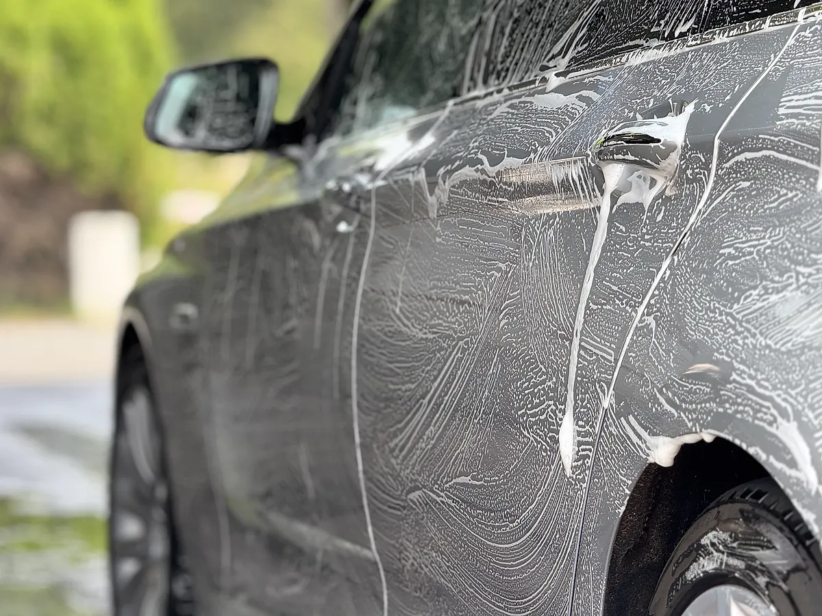 Mousse de lavage sur la carrosserie d’un véhicule