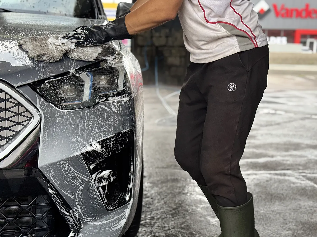 Lavage manuel au gant d’un bloc optique à Boncelles