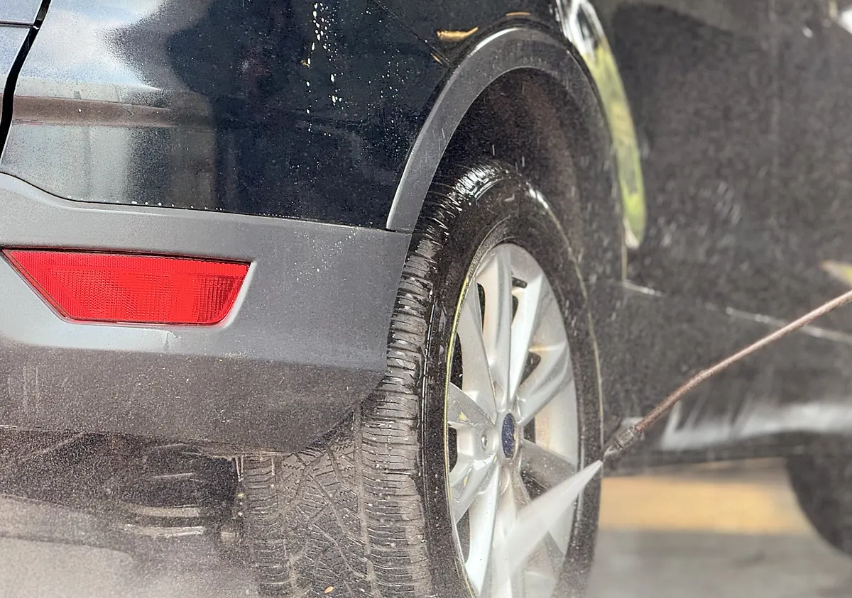 Rinçage manuel d’une roue à Car Wash Boncelles