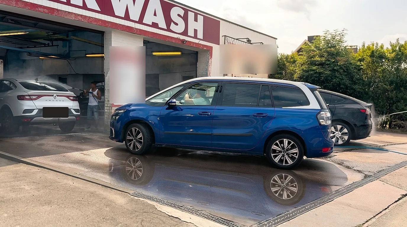 Voitures en attente devant Car Wash Boncelles, Route du Condroz