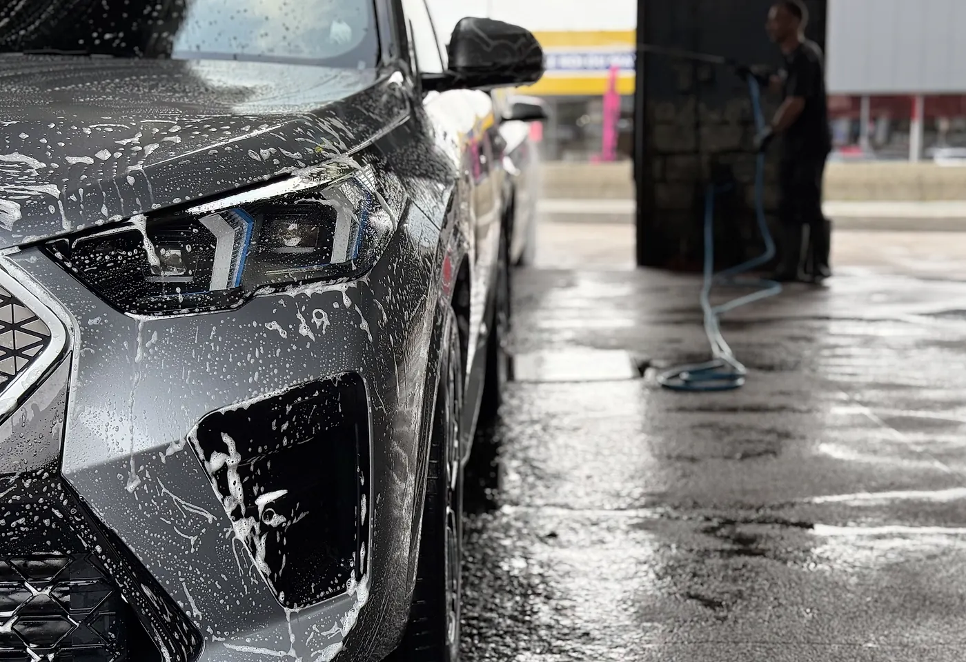 Piste de lavage en activité à Car Wash Boncelles