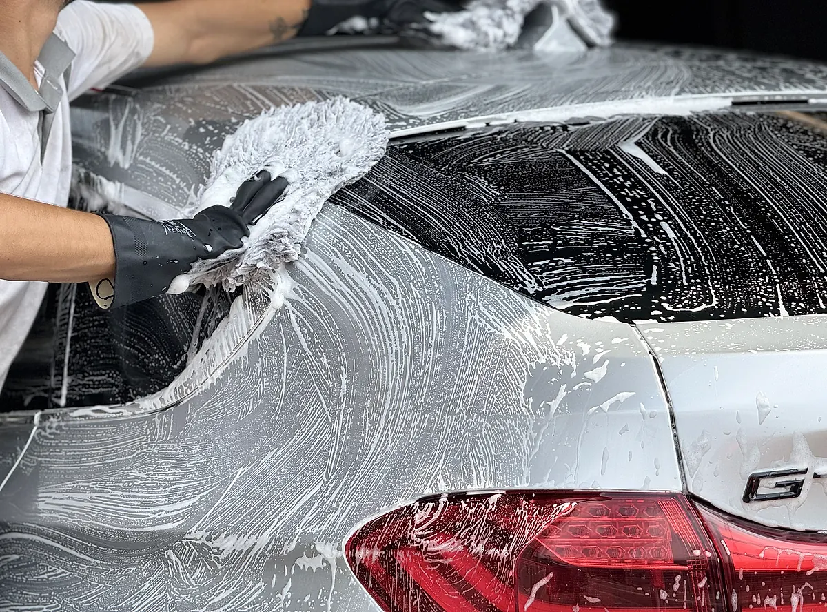 Lavage manuel au gant d'une voiture à Car Wash Boncelles