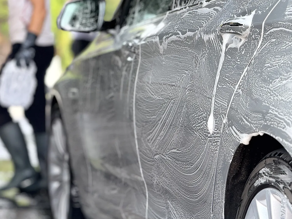 Mousse de prélavage sur le flanc d'une voiture à Car Wash Boncelles