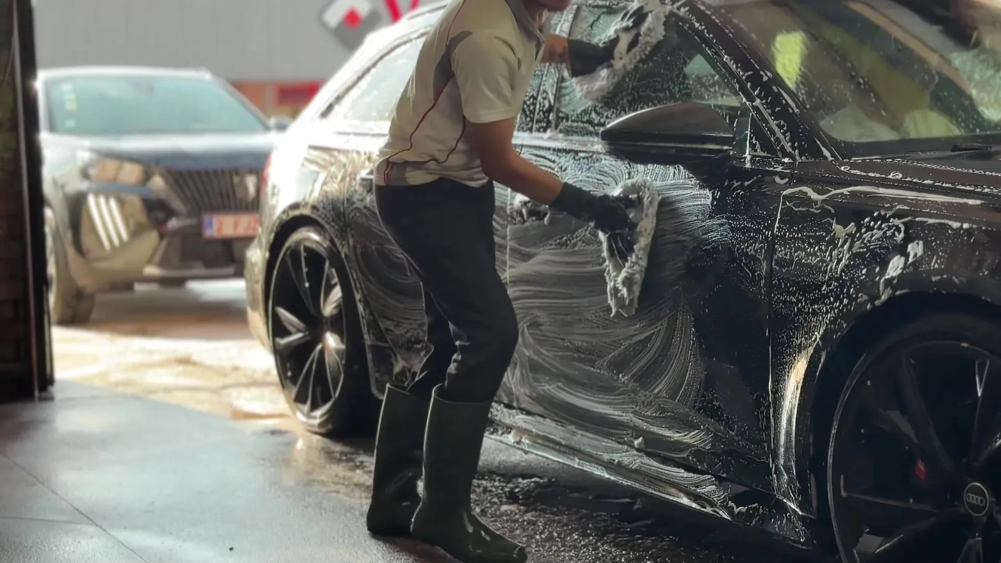 Voiture lavée à la main, prête à repartir de Car Wash Boncelles